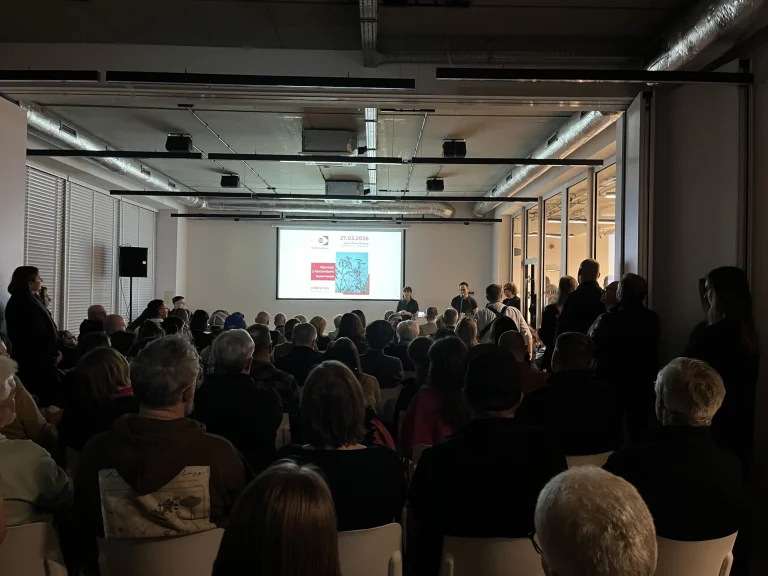 Bartek Muracki w trakcie pokazu slideshow projektu Wyrwać z korzeniami podczas Rybnik Foto Festiwal 2026